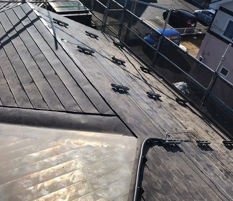 スレート屋根から横暖ルーフを使った屋根カバー工事を行いました！川口市屋根カバー工事　横暖ルーフαｓ　ニチハ　センタールーフ　スレートボロボロ　ガルバリウム鋼板　